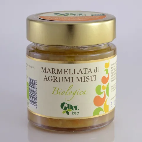 Una selezione di arance, clementine e limoni biologici cotta in sottovuoto a bassa temperatura: la marmellata di agrumi GOEL Bio ha il 60% di frutta