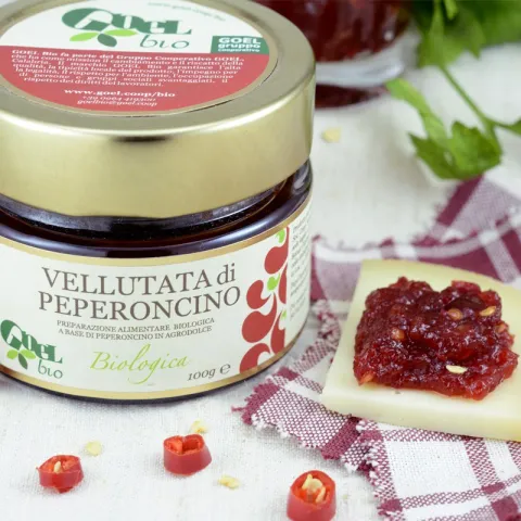 Piccante e dolce: la vellutata biologica di peperoncino GOEL Bio è una fantasia spalmabile tutta da assaporare. 